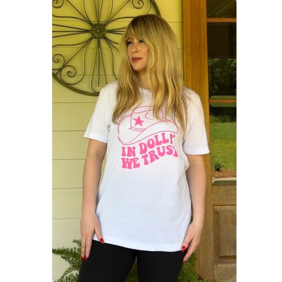 In Dolly We Trust • Graphic Tee Shirt in White & Pink - Dolly Parton - M/L - Picture 6 of 8